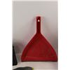 Image 5 : (4) Dustpans