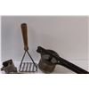 Image 3 : (7) Vintage Kitchen Utensils: Grater, Potato Masher, Bread Knife, Can Opener