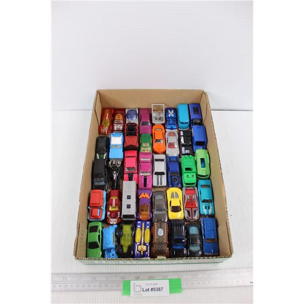 Flat (40) Assorted Hotwheels/ Matchbox Cars