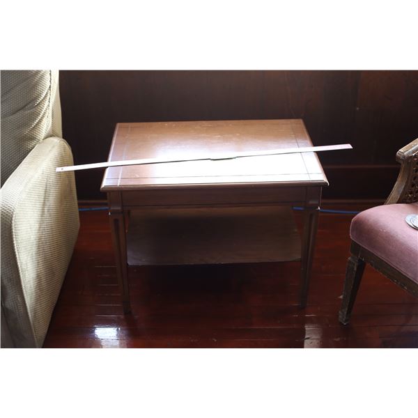Vintage Coffee/Accent Table (20"x28"x21")