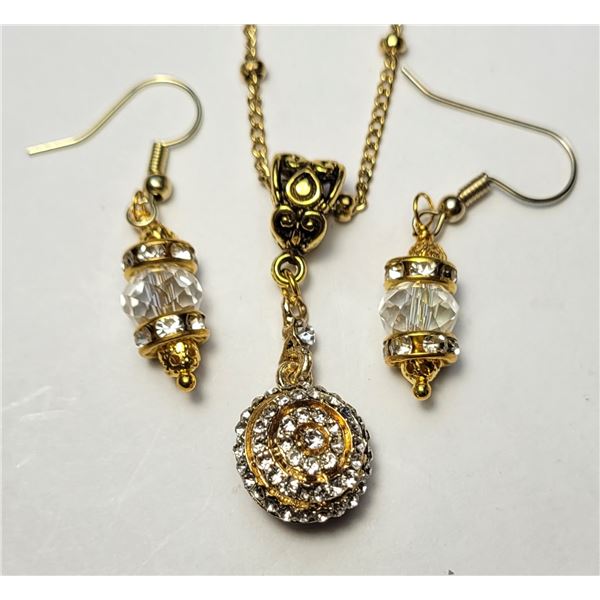 35)  GOLD TONE & CLEAR CZ ROUND PENDANT ON 18" CH