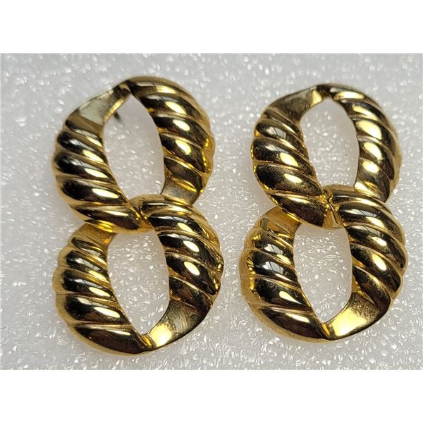 32)  SET OF GOLD TONE STUD EARRINGS WITH FIGURE 8
