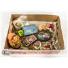 Image 1 : BOX WITH VINTAGE AND ANTIQUE ITEMS