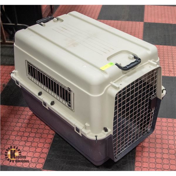 PLASTIC PET KENNEL H-22"