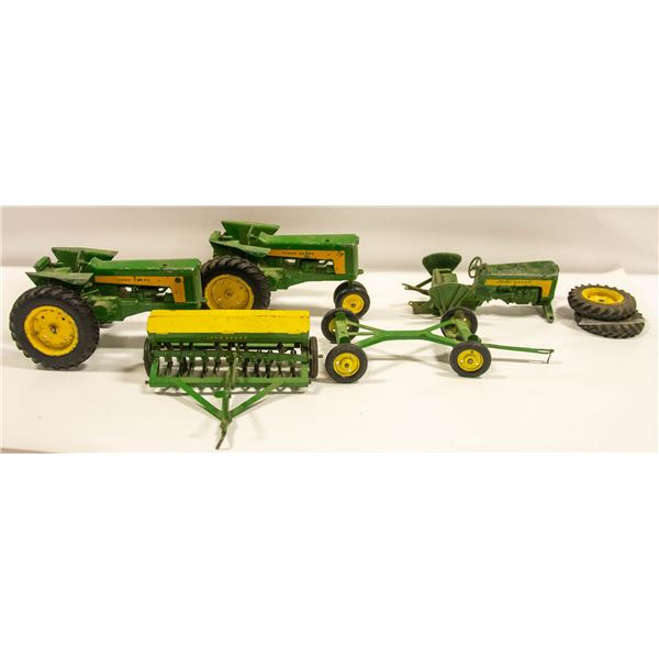 BOX OF COLLECTOR JOHN DEERE TRACTORS/