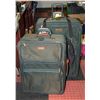 Image 1 : 2 OSCARDELA RENTA SUITCASES WITH ONE TRAVEL BAG