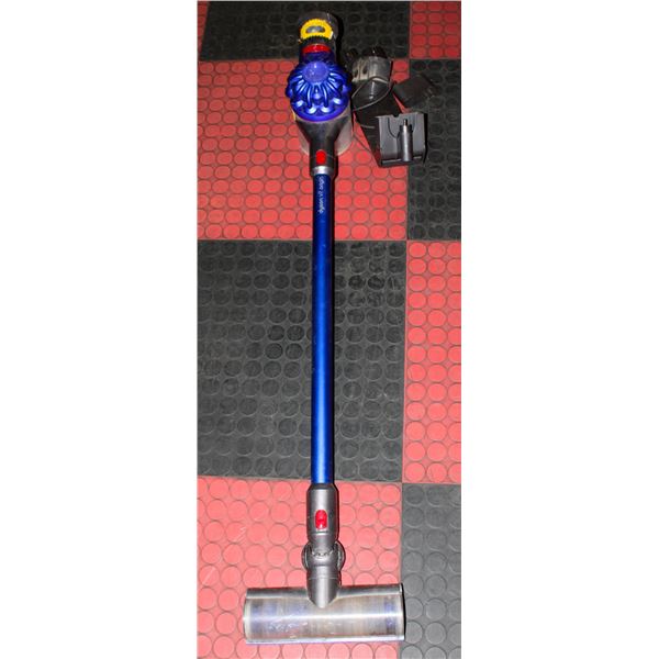 DYSON V7 HANDHELD VACUUM