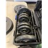 Image 2 : 2 DUMBELLS AND ASSORTED FREE WEIGHTS