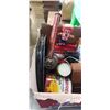 Image 2 : BOX OF VINTAGE COLLECTIBLES