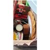 Image 3 : BOX OF VINTAGE COLLECTIBLES