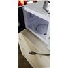 Image 2 : WHITE MICROWAVE AND OSTERIZER BLENDER