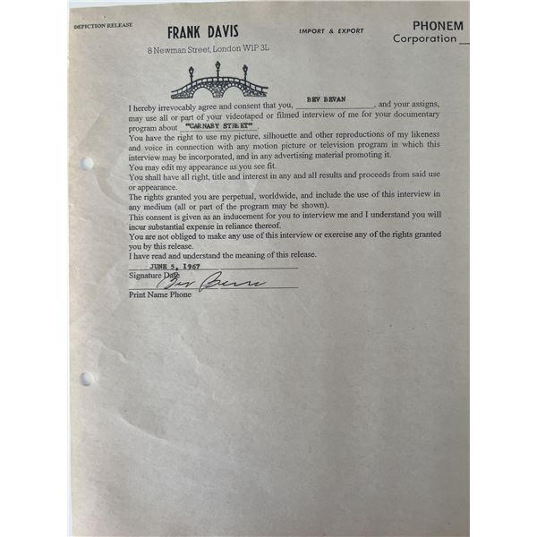 The Move signed Frank Davis contract