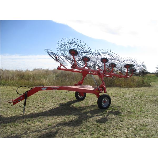 32' wide KUHN Speed Rake SR 112 12 Wheel V Hay Rake