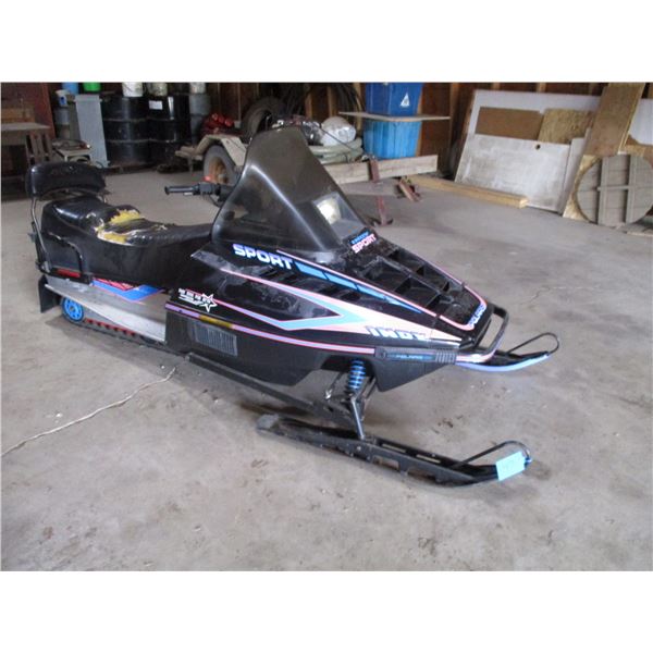 1995 Polaris Indy 440 Sport Snowmobile, 2 up Seat