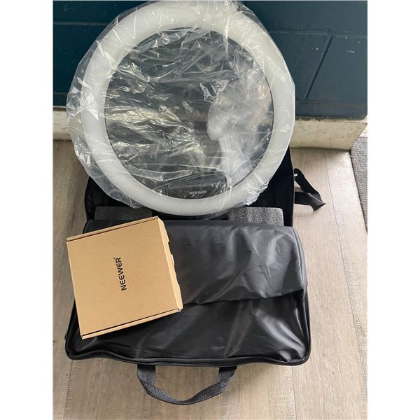 Lot of 1 Neewer 18-Inch Professional Ring Light/Photography Set with Carry Case
