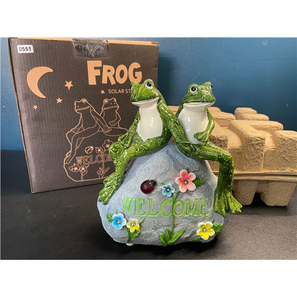 Lot of 1 Frog Solar Statue - Perfect for Lawns, Gardens, Pathways - 8 inch - Brand New