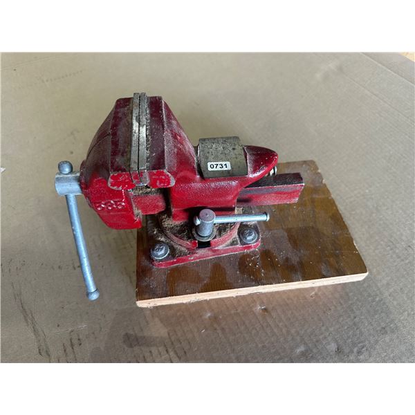 Lot of 1 Heavy Duty Bench Vise - Used