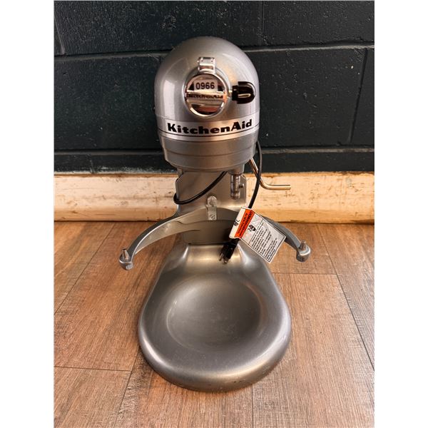 Lot of 1 KitchenAid Professional 550 HD Stand Mixer - Silver - Used - Powers On/Works