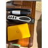 Image 2 : Wallets, elec. Razor, nose hair trimmer, shoe horn and misc.