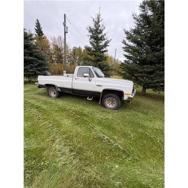 1987 GMC Sierra, reg. cab, 3/4 ton 4x4 V8 Auto, 189,000 km, Orig. Owner, buckets, P.W., air, SN. 1GT