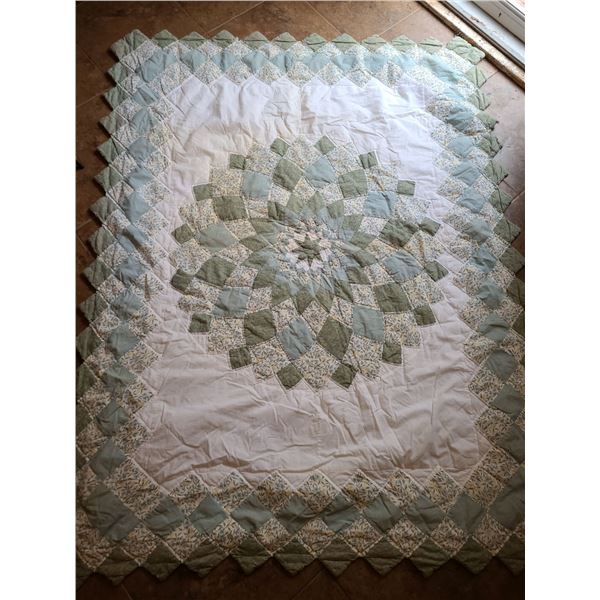 Vintage Scalloped Edge Quilt (80"L, 62"W)