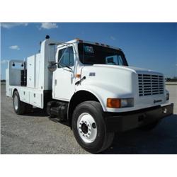 INTERNATIONAL 4900 S/A FUEL & LUBE TRUCK, s/n 1HTSDAAN4VH496039: