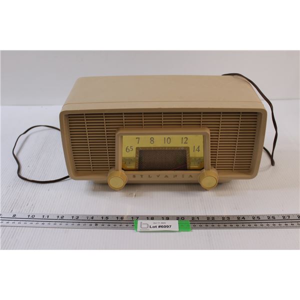 Sylvania Radio - Powers On