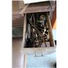 Image 6 : ***Vintage Singer Sewing Machine Cabinet w/ Contents & Stool - as is