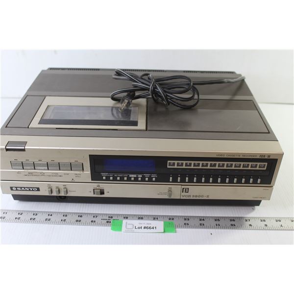 VCR Video Recorder (powers on)