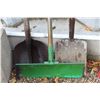 Image 5 : (4) Garden Shovels, (2) Snow Shovels, (2) Cinder Blocks (4) Grey Bricks