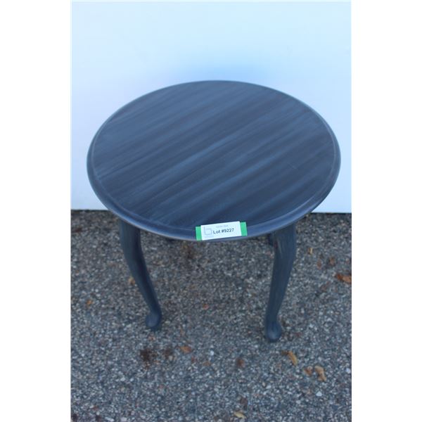 ***French Provincial Round End Table - 21" x 20.5"