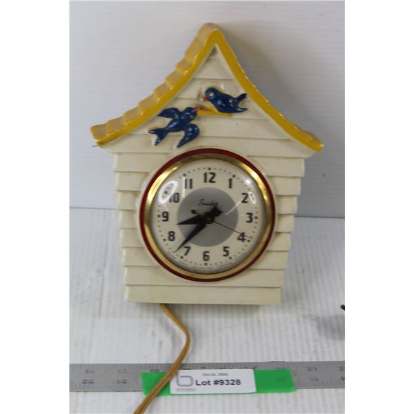 Snider Birdhouse Wall Clock - tested Powers On