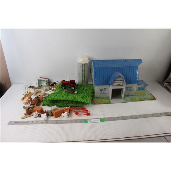 Marx Tin Barn Pedigree Farms Lithograph w/ Accessories