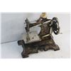 Image 3 : Vintage Manual Sewing Machine Toy