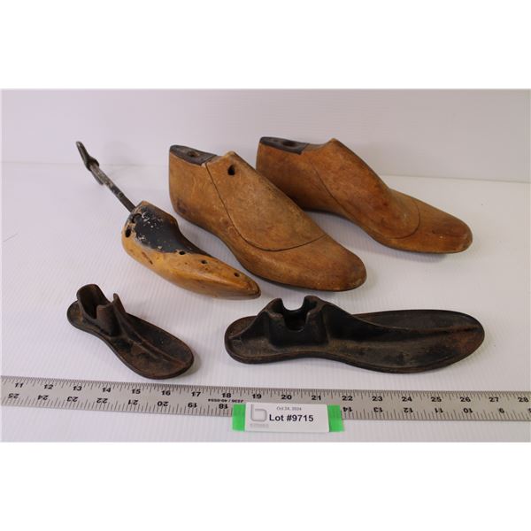 Vintage Metal Cobbler Shoe Holder - Wooden Shoe Stretchers