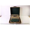 Image 1 : Underwood Typewriter in Case (as is)