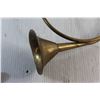Image 7 : (2) Brass Horns and Brass Pump