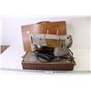 Image 1 : Singer Sewing Machine in Wooden Case (powers on - as is)