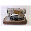 Image 3 : Singer Sewing Machine in Wooden Case (powers on - as is)