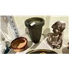 Image 2 : LOT OF DECOR INCLUDING BOWLS, ARTWORK, PLATE & STATUES