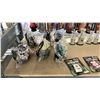 Image 5 : 2 SHELVES OF ASSORTED ITEMS INCLUDING; SPORTS GLASSES, HOME DECOR, HOCKEY COLLECTIBLES & MORE
