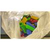 Image 2 : SHELF LOT OF BUILDING TOYS, TOY BOX AND MORE
