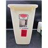 Image 1 : Rubbermaid (5.3Gal) Waste Bin
