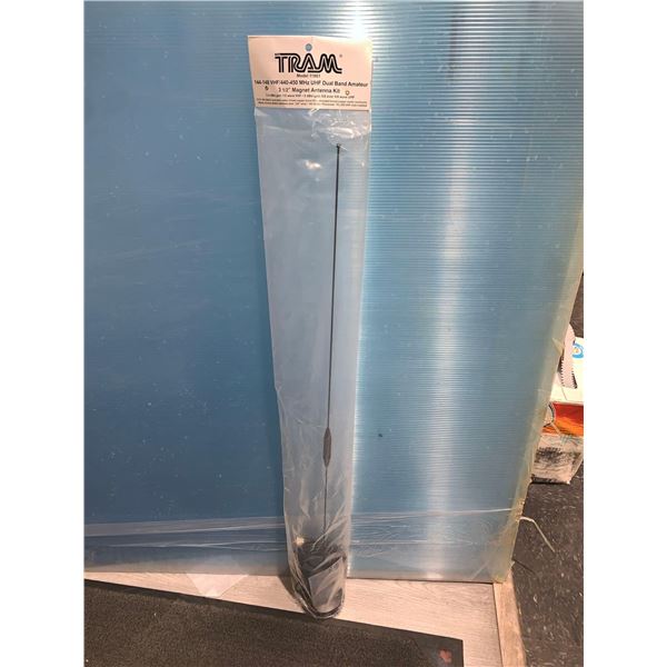 Tram 144-148 VHF / 440-450 MHz UHF Dual Band Amature 3 1/2" Magnet Antenna Kit