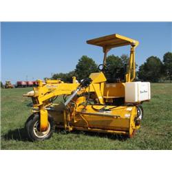 BROCE BB250 3 WHEEL MOBILE BROOM, s/n 981089: