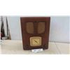 Image 1 : Vintage RCA Tube Radio in Wood Case 11'' x 7'' x 12'' H 