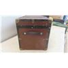 Image 2 : Vintage Trunk with Interior Tray 20'' x 11'' x 12'' 