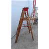 Image 2 : (2) 4ft Step Ladders Wood & Aluminum