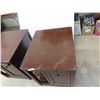 Image 3 : 2 End Tables 26'' x 26'' x 22'' 