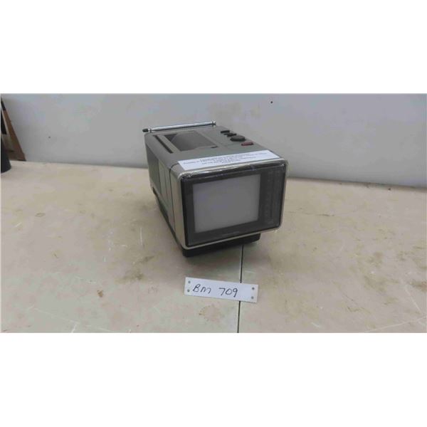 Vintage 1989 Realistic Portavision Portable 5'' UHF/VHF Colour TV + Monitor